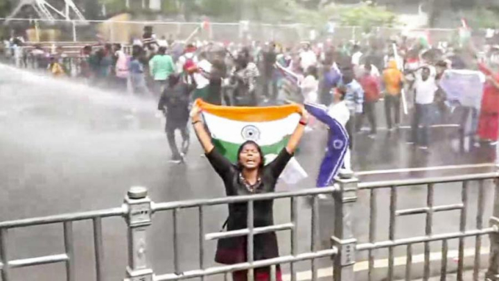 পশ্চিমবঙ্গে এক দফা দাবিতে সচিবালয় ঘেরাও ছাত্রসমাজের, চলছে ব্যাপক সংঘর্ষ