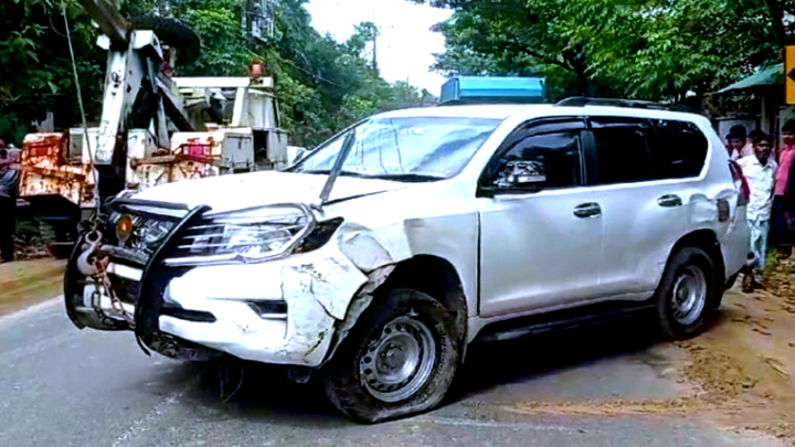 জেলা প্রশাসকের গাড়ির ধাক্কায় শিশু নিহত, মা হাসপাতালে