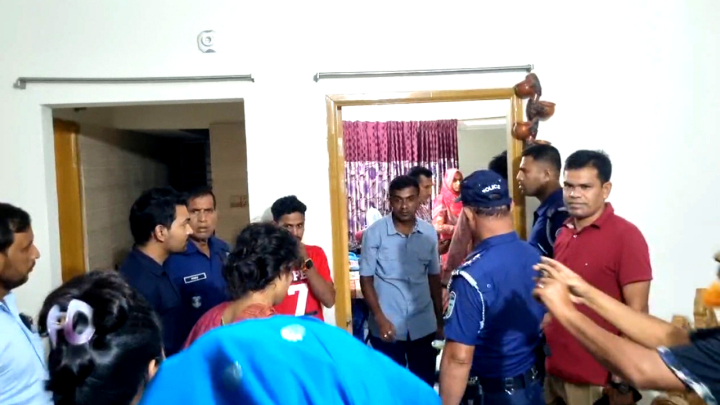 হত্যার পর মেয়ের মরদেহ নিয়ে ঘরেই বসেছিলেন মা