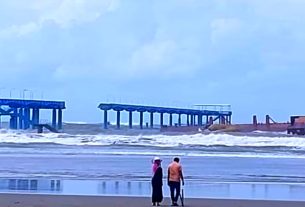 ইনানীর নৌবাহিনী জেটি ভেঙে দুই টুকরো