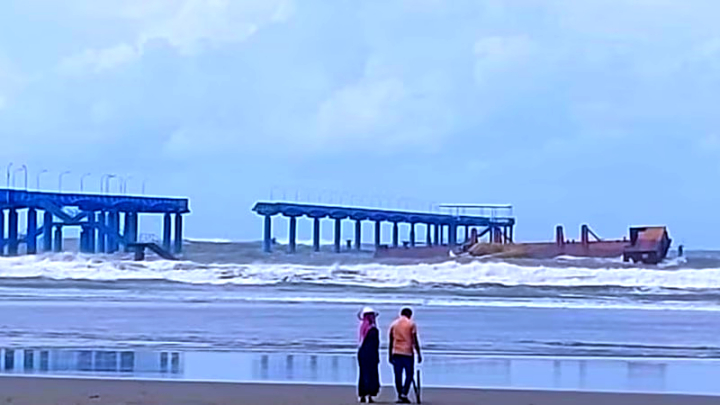 ইনানীর নৌবাহিনী জেটি ভেঙে দুই টুকরো
