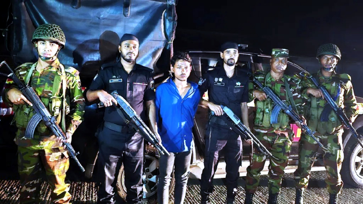 রাজধানীতে সেনাবাহিনীর গাড়িতে ‘আগুন দেওয়া’ তরুণকে নেত্রকোনা থেকে গ্রেফতার