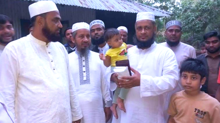 ফেনীতে শহীদ শিবলুর পরিবারকে জামায়াতের অর্থ সহায়তা