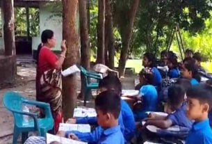 স্কুলের ভবন পরিত্যক্ত গাছতলায় ক্লাস করছে শিক্ষার্থীরা