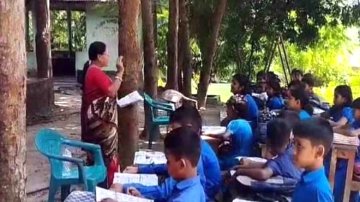 স্কুলের ভবন পরিত্যক্ত গাছতলায় ক্লাস করছে শিক্ষার্থীরা