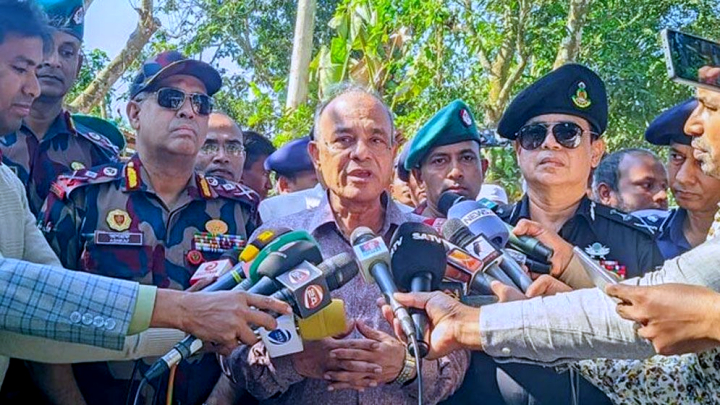 সাংবাদিকদের স্বরাষ্ট্র উপদেষ্টার অনুরোধ ভারতীয় মিডিয়ার অপপ্রচারের বিরুদ্ধে সত্য তুলে ধরুন