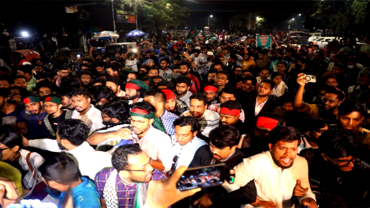 আগরতলায় দূতাবাসে হামলার প্রতিবাদে ঢাবিতে বিক্ষোভ