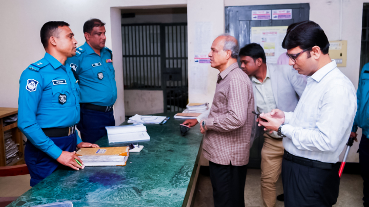 এসআই-কনস্টেবল বরখাস্ত ভোরে ৪ থানা পরিদর্শনে স্বরাষ্ট্র উপদেষ্টা; সতর্ক থাকার নির্দেশ