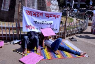 আওয়ামী লীগ নিষিদ্ধের দাবিতে আমরণ অনশনে ঢাবির দুই শিক্ষার্থী